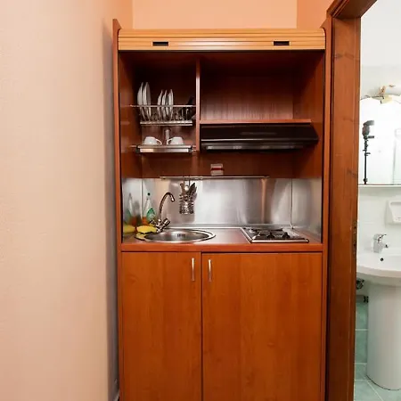 Golden Sun ゲストハウス 4*